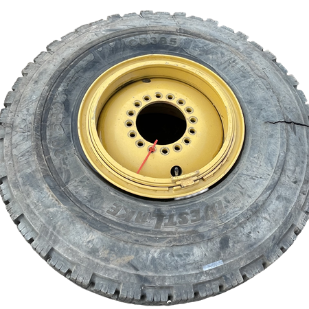 Däck på fälg. däcket är trasigt